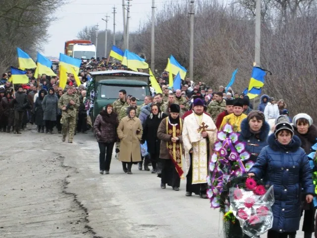 Громада Чемеровеччини попрощалася із загиблим воїном АТО Ігорем Волошиним — фото 1