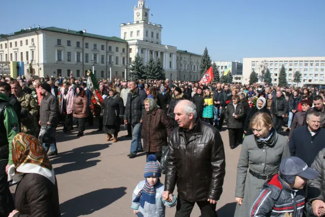 Хмельничани провели в останню путь Героїв – Айдарівців (відео) — фото 1