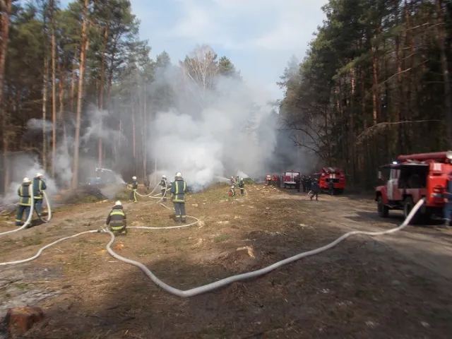 Рятувальники провели пожежно-тактичне навчання з гасіння умовної пожежі (фото) — фото 2