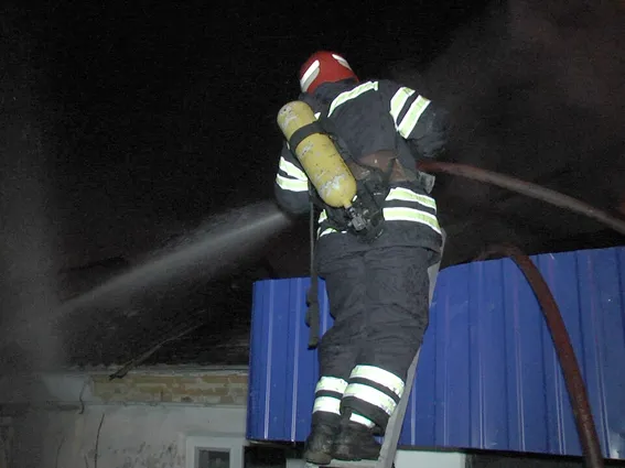 Вогнеборці ліквідували пожежу в житловому будинку (фото) + (відео) — фото 2