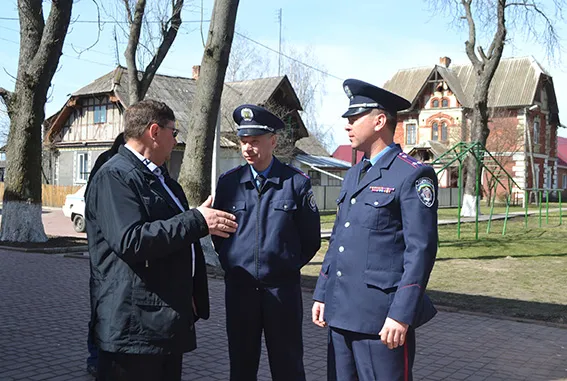 Міліціонери з великодніми подарунками відвідали школу-інтернат (фото) — фото 1