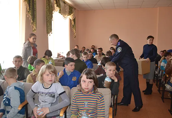 Міліціонери з великодніми подарунками відвідали школу-інтернат (фото) — фото 2