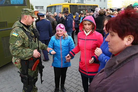 Зведений загін хмельницьких правоохоронців вирушив у зону АТО (фоторепортаж) + (відео) — фото 1