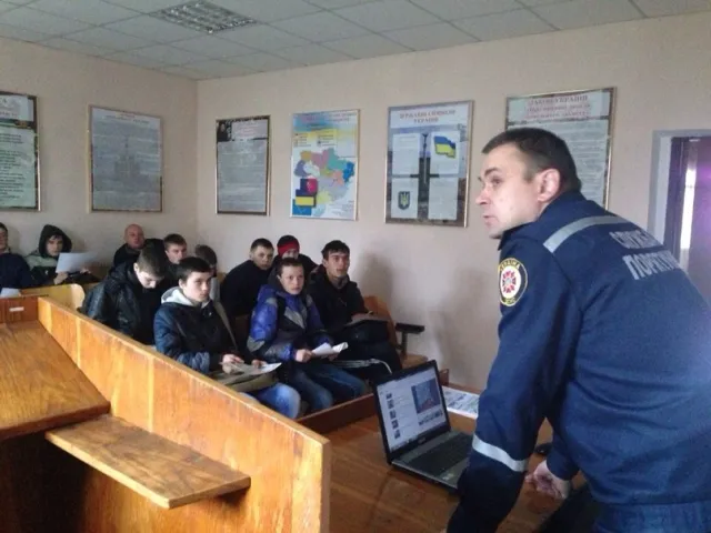 Рятувальники навчають дітей діям під час надзвичайних ситуацій — фото 1