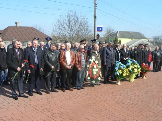 Вшанування пам'яті ліквідаторів катастрофи на Чорнобильській атомній електростанції (фото) — фото 1