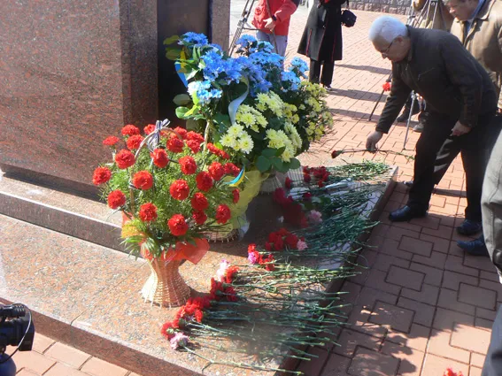 Вшанування пам'яті ліквідаторів катастрофи на Чорнобильській атомній електростанції (фото) — фото 4