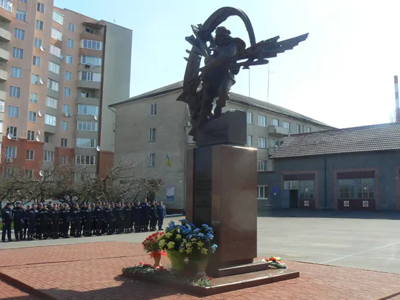 Вшанування пам'яті ліквідаторів катастрофи на Чорнобильській атомній електростанції (фото) — фото 6