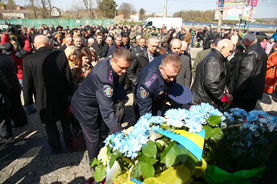 Хмельницькі міліціонери вшанували своїх колег, які взяли участь у ліквідації аварії на ЧАЕС (фоторепортаж) — фото 11