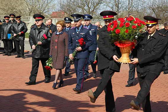 Хмельницькі міліціонери вшанували своїх колег, які взяли участь у ліквідації аварії на ЧАЕС (фоторепортаж) — фото 5