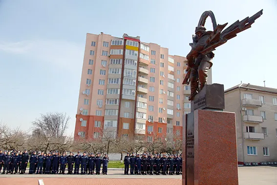 Хмельницькі міліціонери вшанували своїх колег, які взяли участь у ліквідації аварії на ЧАЕС (фоторепортаж) — фото 9