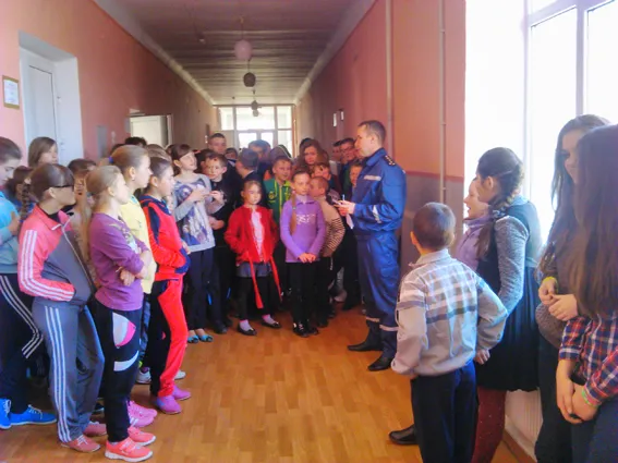 Рятувальники навчають дітей основам безпеки життєдіяльності (фото) — фото 1