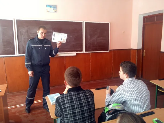 Рятувальники навчали школярів діям в умовах виникнення надзвичайних ситуацій — фото 1