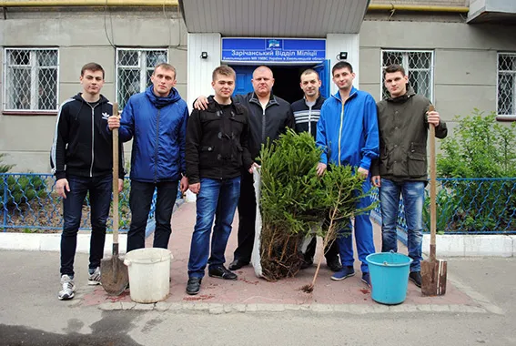 Міліціонери Хмельницького разом зі своїми дітьми взялися за озеленення міста (фото) — фото 2