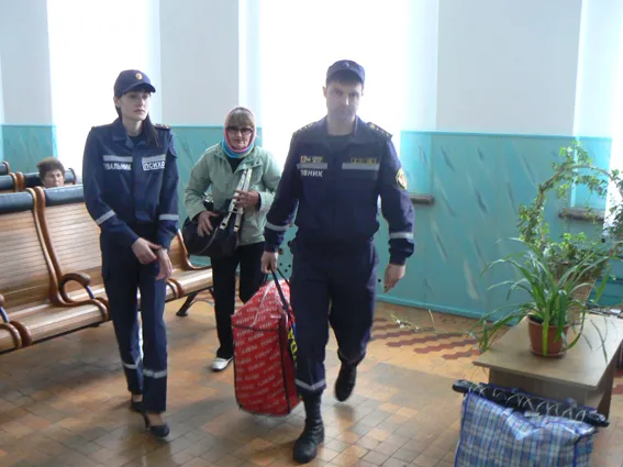 Рятувальники зустріли та допомогли в розміщені 60-річній переселенці, яка приїхала з зони проведення АТО (фото) — фото 1