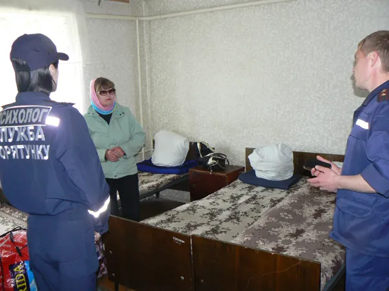 Рятувальники зустріли та допомогли в розміщені 60-річній переселенці, яка приїхала з зони проведення АТО (фото) — фото 2