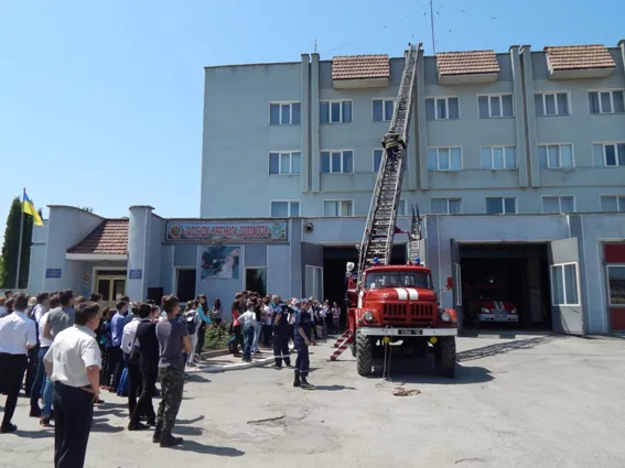 Рятувальники провели для школярів екскурсію пожежною частиною (фото) — фото 2
