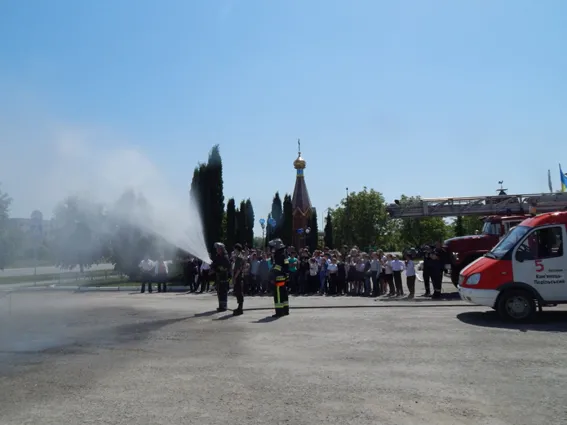 Рятувальники провели для школярів екскурсію пожежною частиною (фото) — фото 3