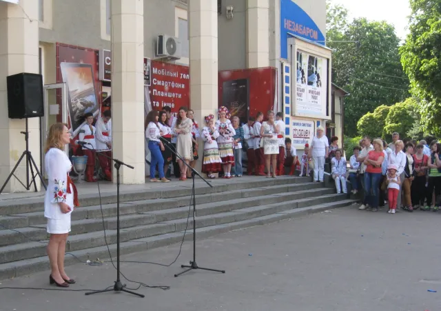 В День вишиванки у центрі міста пройшов благодійний ярмарок (фото) — фото 2