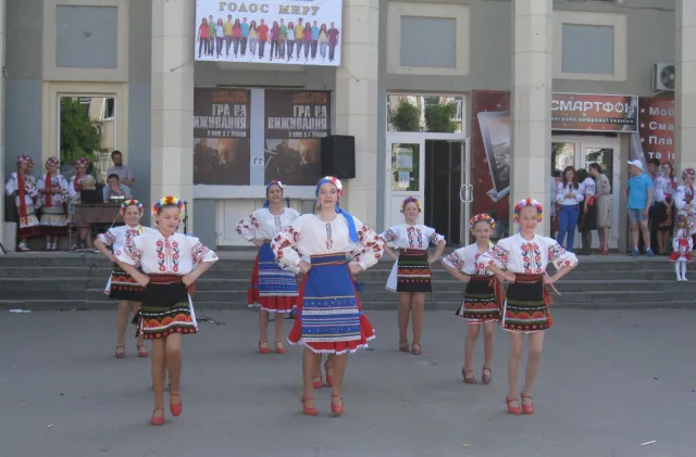 В День вишиванки у центрі міста пройшов благодійний ярмарок (фото) — фото 3