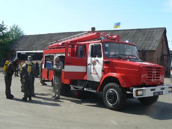 На хімічно-небезпечному підприємстві рятувальники ліквідували умовну надзвичайну ситуацію (фото) — фото 3
