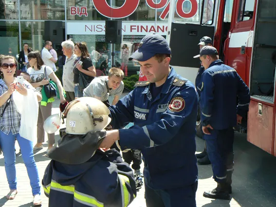 Рятувальники взяли участь у святі «Захисти дитину від вогню» напередодні Дня захисту дітей (фото) — фото 2