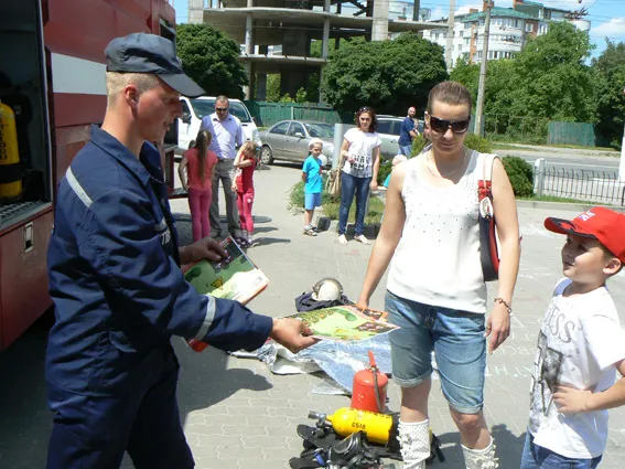 Рятувальники взяли участь у святі «Захисти дитину від вогню» напередодні Дня захисту дітей (фото) — фото 6