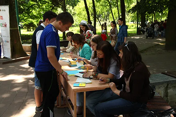 У парку ім. Т.Шевченка розгорнуло свою роботу імпровізоване «Місто професій» (фото) — фото 1