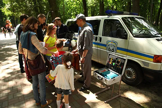У парку ім. Т.Шевченка розгорнуло свою роботу імпровізоване «Місто професій» (фото) — фото 12