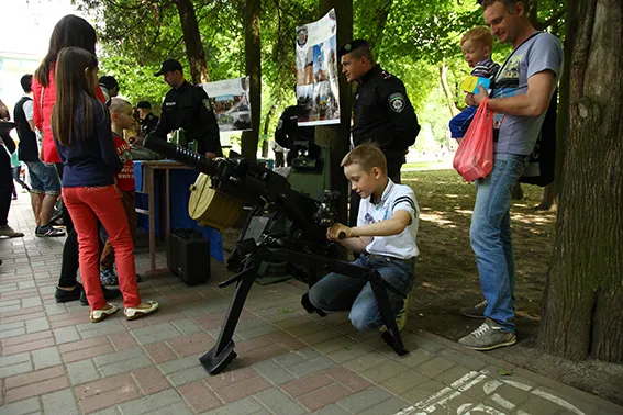У парку ім. Т.Шевченка розгорнуло свою роботу імпровізоване «Місто професій» (фото) — фото 13