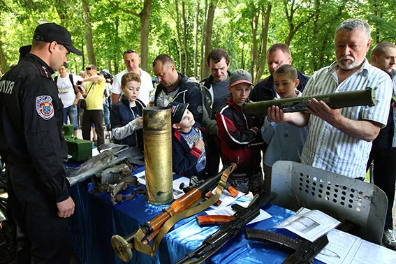 У парку ім. Т.Шевченка розгорнуло свою роботу імпровізоване «Місто професій» (фото) — фото 17
