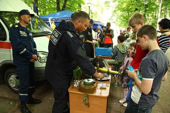 У парку ім. Т.Шевченка розгорнуло свою роботу імпровізоване «Місто професій» (фото) — фото 6