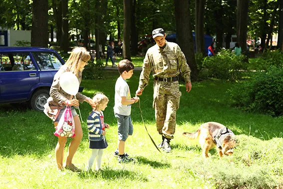 У парку ім. Т.Шевченка розгорнуло свою роботу імпровізоване «Місто професій» (фото) — фото 9