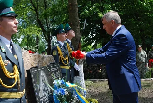 У Хмельницькому відкрили меморіал пам’яті прикордоннику, який загинув в АТО (фото) — фото 1
