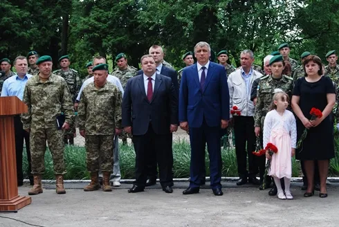 У Хмельницькому відкрили меморіал пам’яті прикордоннику, який загинув в АТО (фото) — фото 2