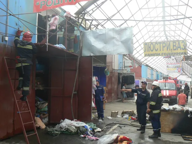 У Хмельницькому рятувальники ліквідували пожежу на речовому ринку (фото) — фото 1