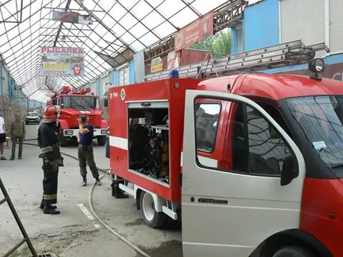 У Хмельницькому рятувальники ліквідували пожежу на речовому ринку (фото) — фото 2