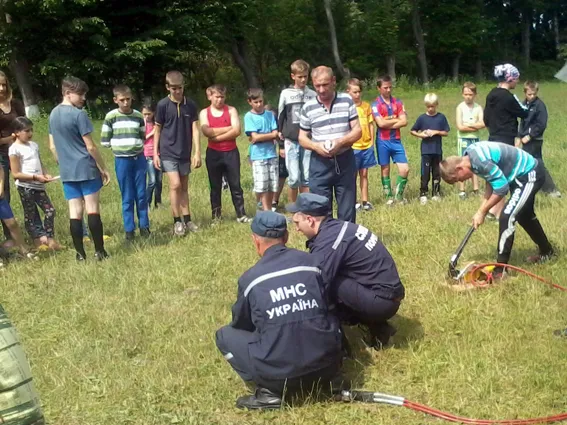 Рятувальники провели для дітей показово-навчальну акцію «Безпечні канікули» (фото) — фото 1