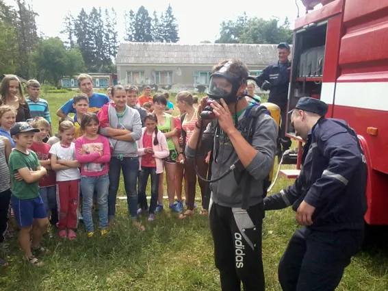 Рятувальники провели для дітей показово-навчальну акцію «Безпечні канікули» (фото) — фото 2