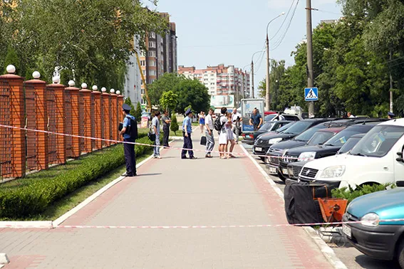 Під Управління МВС у Хмельницькій області пенсіонер приніс гранату (фото+відео) — фото 1