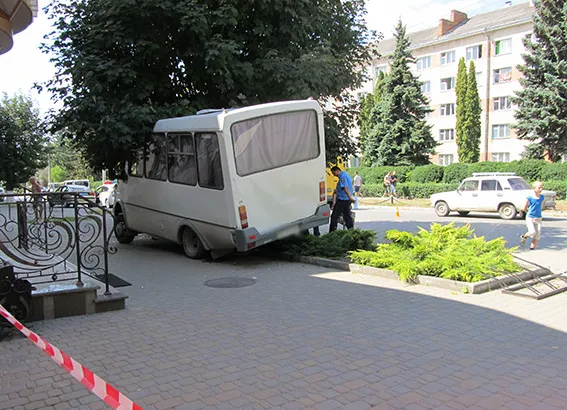 У Кам'янці-Подільському маршрутне таксі врізалося у дерево. 9 чоловік потрапило до лікарні — фото 1