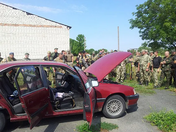 Хмельницькі правоохоронці проходять навчання в умовах, наближених до бойових (фото) — фото 4