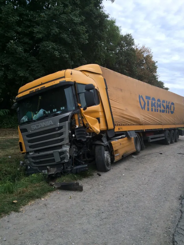 В результаті аварії на Хмельниччині загинув 28-річний водій, двоє пасажирок - в реанімації — фото 1
