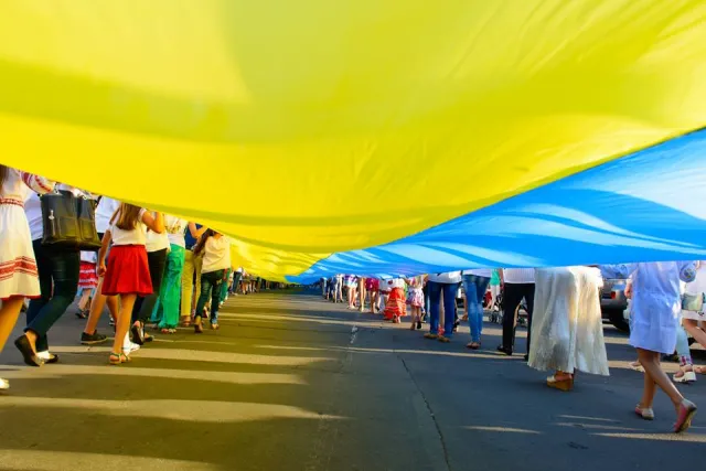 У Хмельницькому люди у вишиванках створили «живий» тризуб (фото) — фото 6