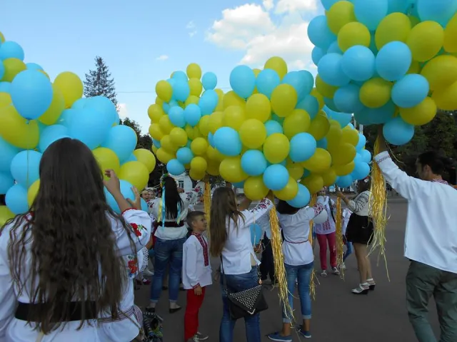 У Хмельницькому люди у вишиванках створили «живий» тризуб (фото) — фото 9