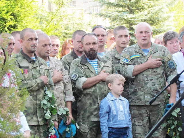 Пам’ять загиблих героїв увіковічнили в навчально-виховному комплексі №1 (фото) — фото 1
