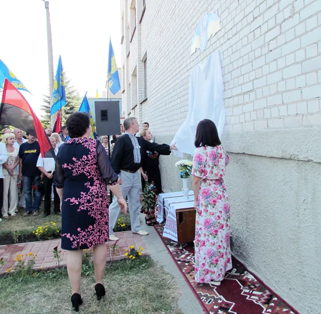 Пам’ять загиблих героїв увіковічнили в навчально-виховному комплексі №1 (фото) — фото 3