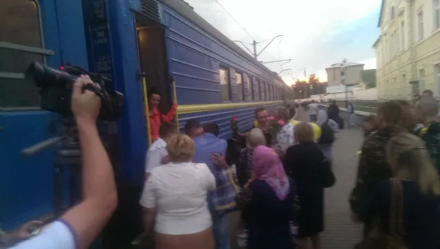 В Шепетівці зустріли звільнених з полону військових (фото) — фото 3