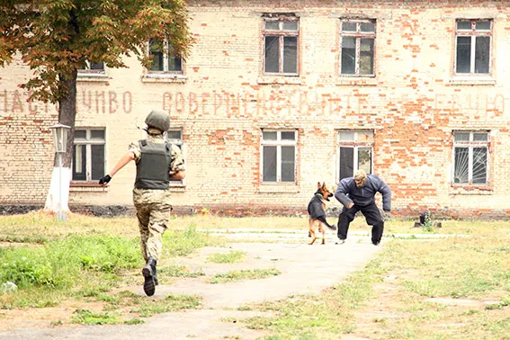 Перед відправленням в зону АТО гвардійці відпрацьовують бойові навички (фото) — фото 1