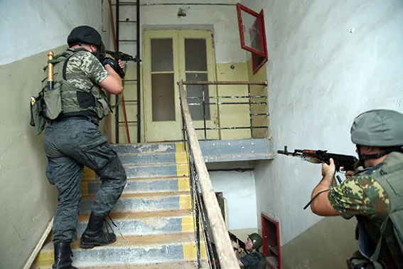 Перед відправленням в зону АТО гвардійці відпрацьовують бойові навички (фото) — фото 4