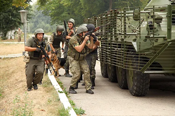 Перед відправленням в зону АТО гвардійці відпрацьовують бойові навички (фото) — фото 8
